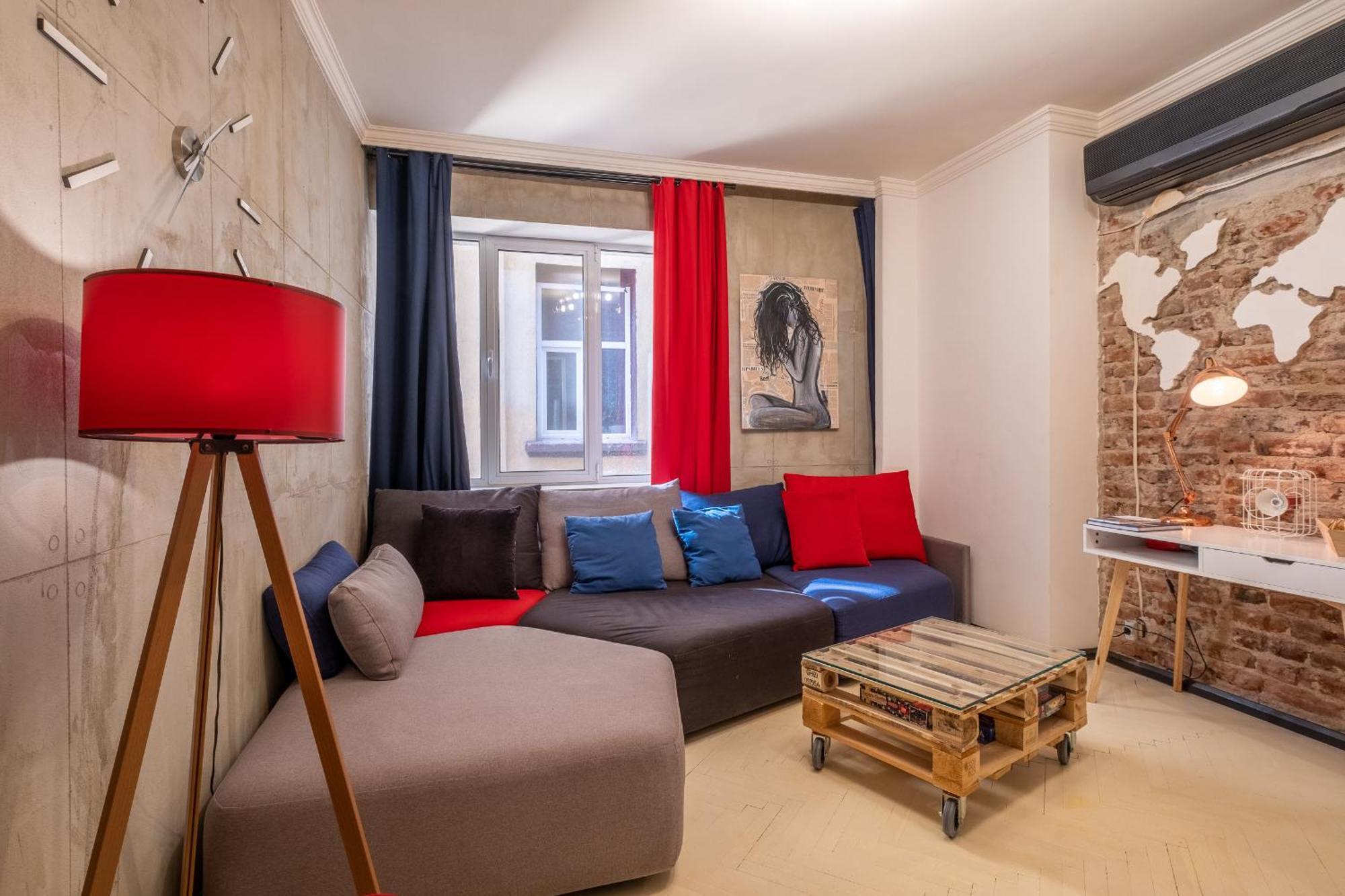 Modern , Spacious 2br In Center