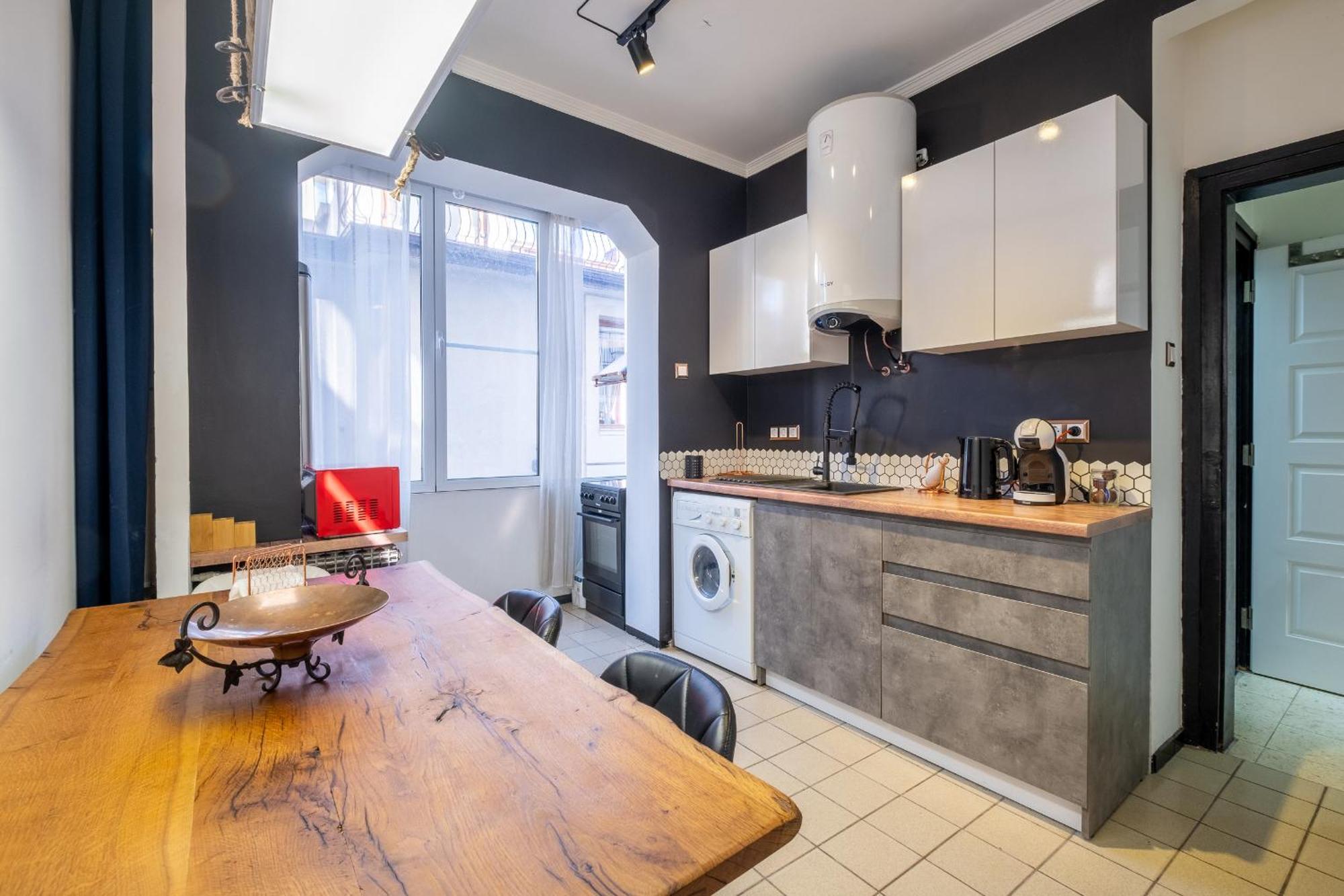 Modern , Spacious 2br In Center *