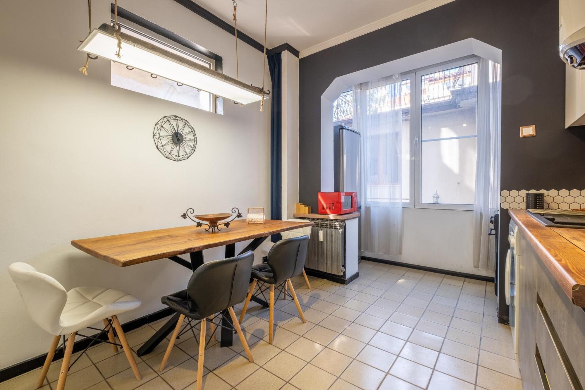 Modern , Spacious 2br In Center *